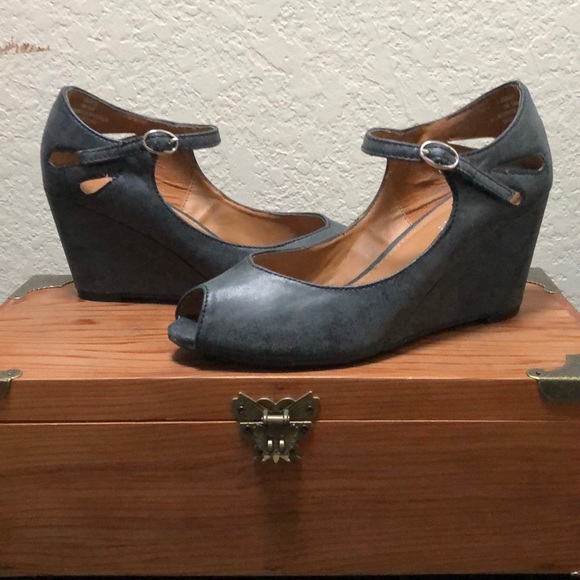 Size 8. Curfew Strap Wedge. Charcoal in Color. - Picture 1 of 5